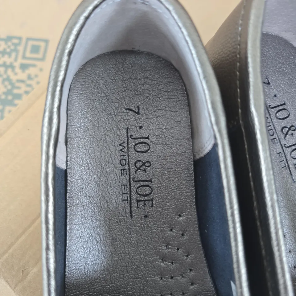 JO & JOE WIDE FIT LEATHER LOAFERS – METALLIC GREY – UK 7