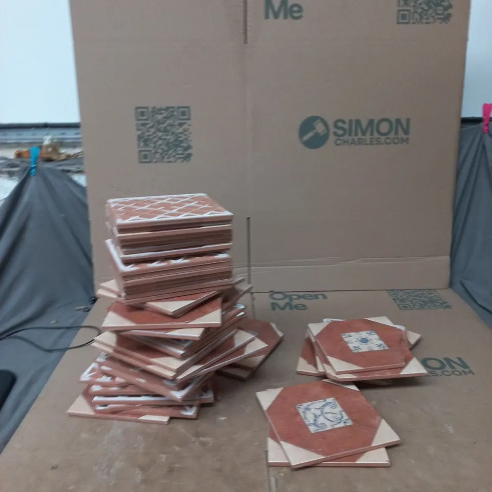 APPROXIMATELY 30 ASSORTED DECORATIVE TILES 