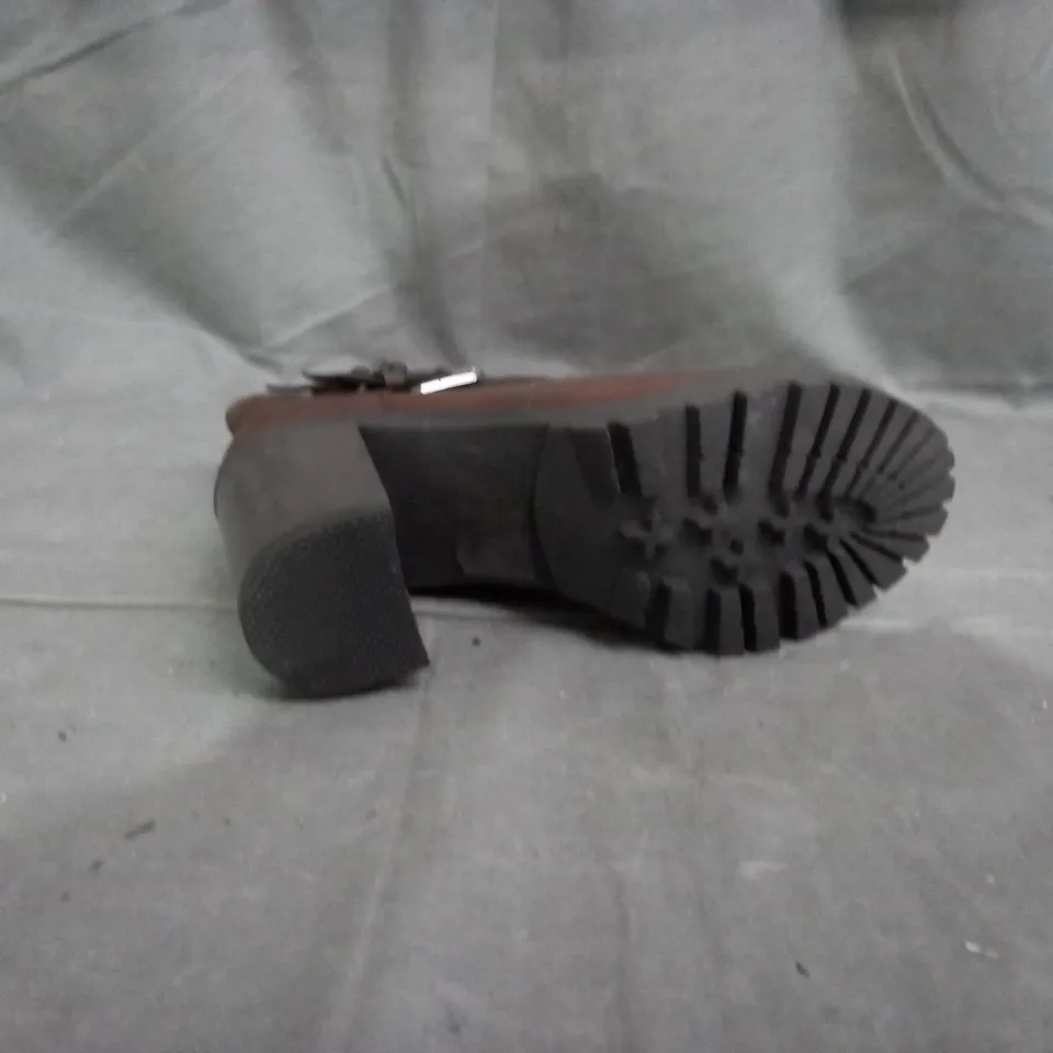 APPROXIMATELY 6 PAIRS OF BLOCK HEELED BOOTS IN VARIOUS SIZES 