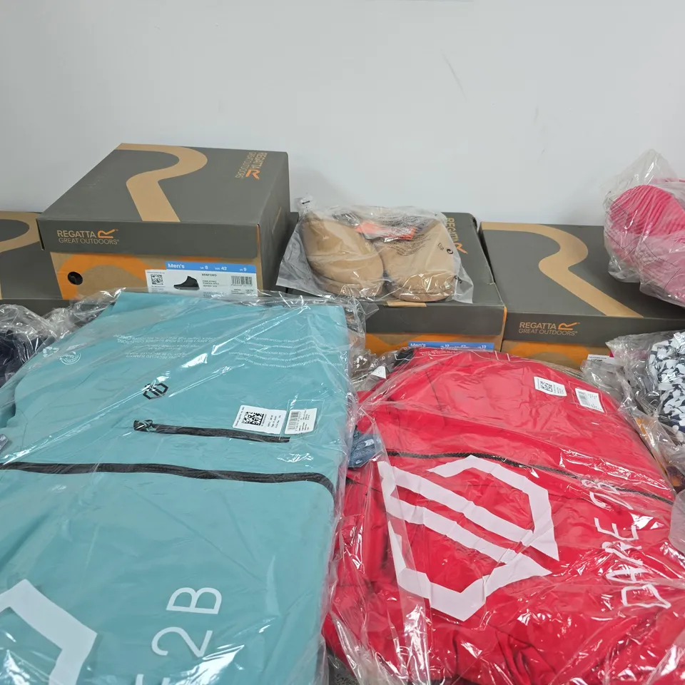 APPROXIMATELY 13 ASSORTED BRAND NEW REGATTA CLOTHING ITEMS IN VARIOUS SIZES, STYLES & COLOURS
