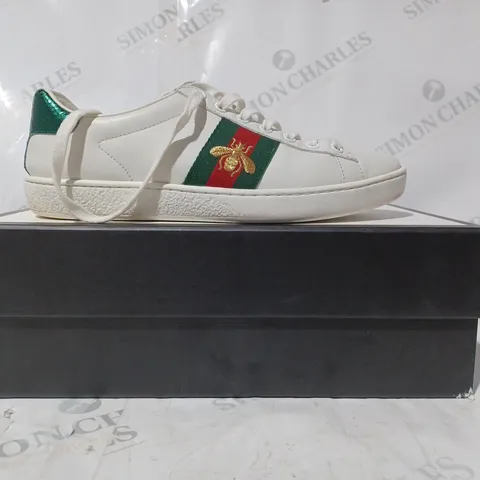 BOXED PAIR OF GUCCI SHOES IN WHITE/GREEN/RED WITH BEE DESIGN SIZE UNSPECIFIED