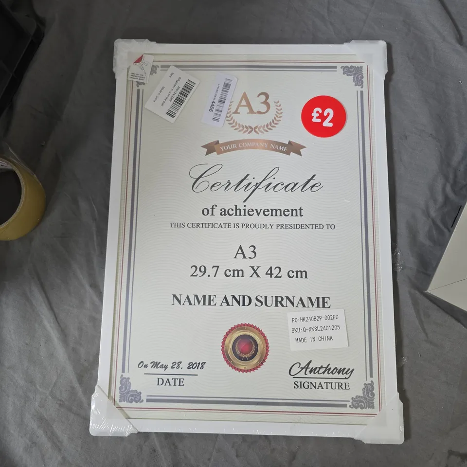 BOX OF APPROXIMATELY 12 ASSORTED ITEMS TO INCLUDE: PHOTO FRAMES 