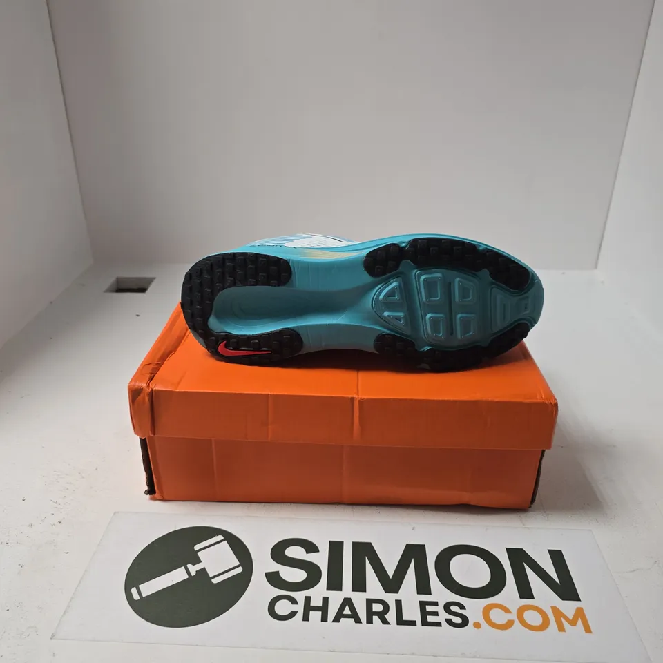 BOXED PAIR OF NIKE VOMERO 18 TRAINERS SIZE UK 9