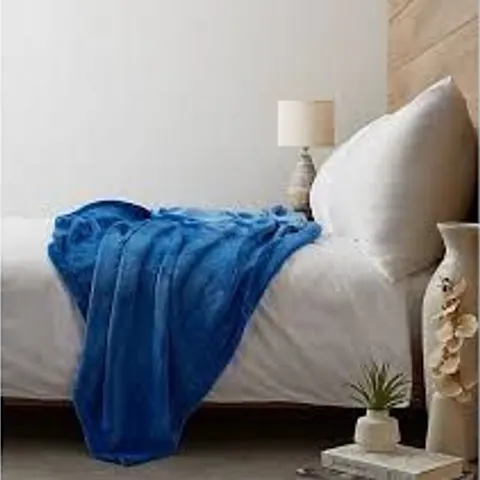 COZEE HOME FAMILY OVERSIZE VELVETSOFT THROW - BLUE 