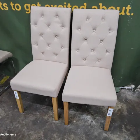 PAIR OF UPHOLSTERED BUTTONED BACK P NATURAL FABRIC DINING CHAIRS ON LIGHT OAK LEGS
