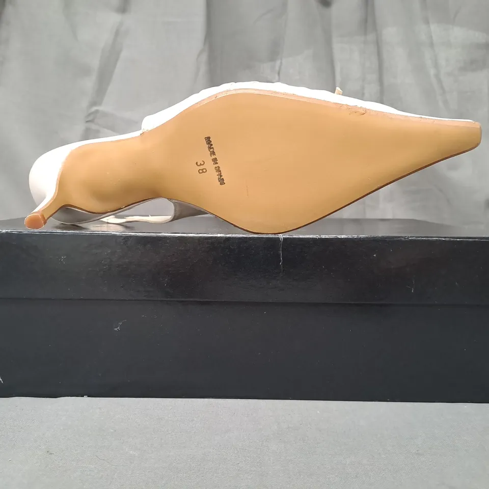 BOXED PAIR OF ROLAND CARTIER POINTED TOE HEELED SHOES IN BEIGE EU SIZE 38