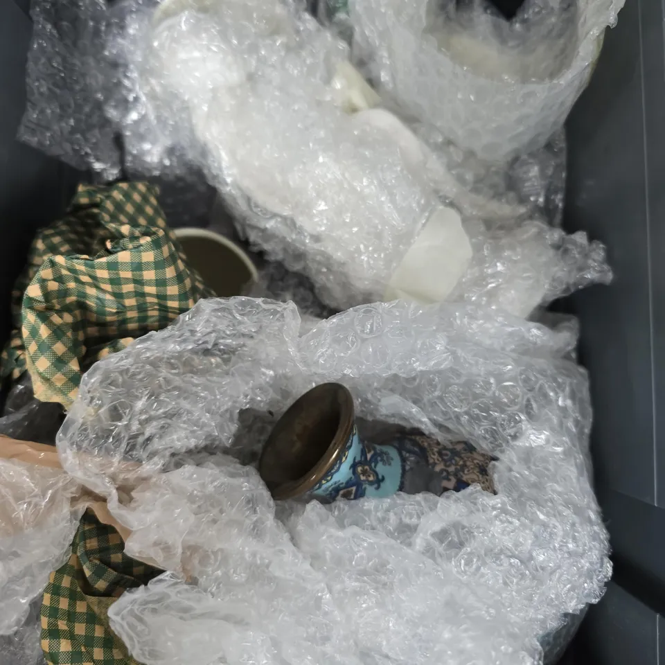 APPROXIMATELY 12 ASSORTED HOUSEHOLD PRODUCTS TO INCLUDE HOME DECOR, COASTERS, GLASS CONTAINER ETC 