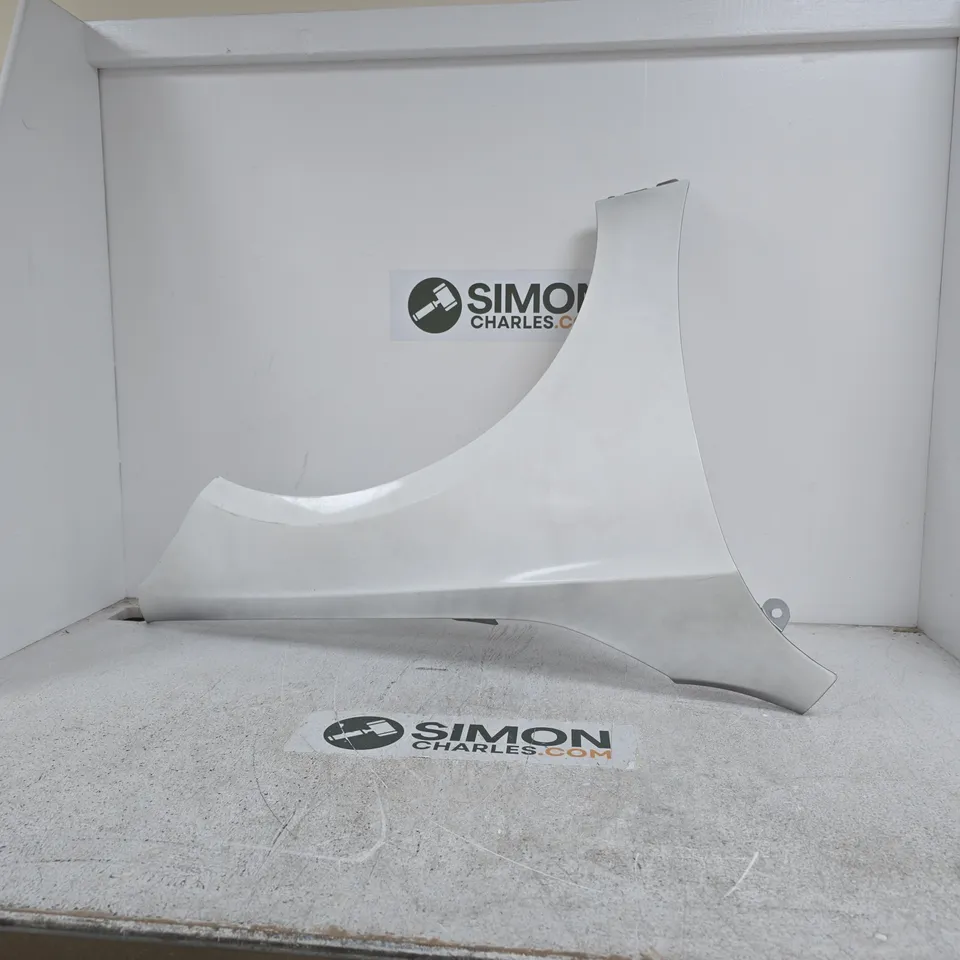 WHITE PLASTIC CAR BODY PANEL / FENDER ARCH COMPONENT