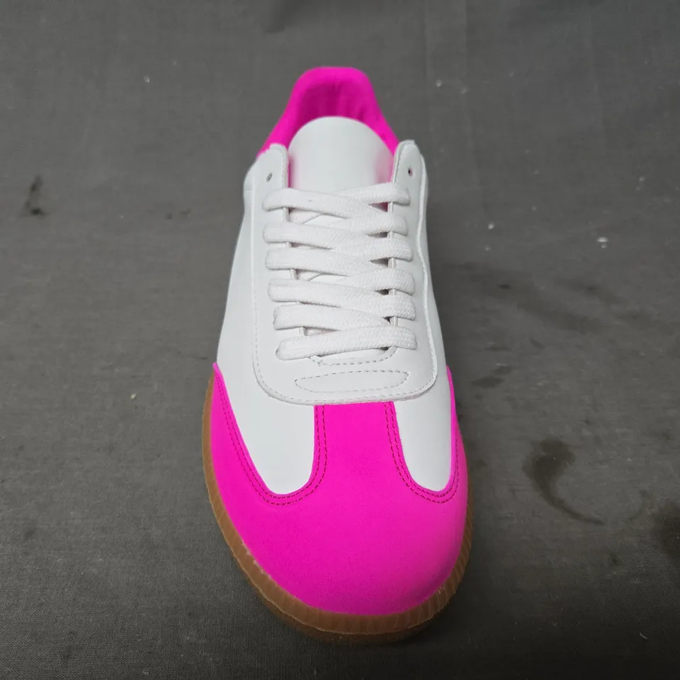 BOXED PAIR OF NICKI HOYNE SPORTY TRAINERS IN WHITE/PINK EU SIZE 41