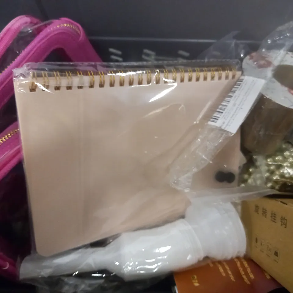 BOX OF APPROXIMATELY 12 ASSORTED ITEMS TO INCLUDE - DRESSING ROOM - MOON DECORATION - METAL MOOSE HEAD HOOK ETC