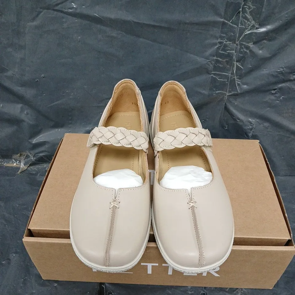 BOXED PAIR OF HOTTER SHAKE WIDE SHOES - UK SIZE 5.5