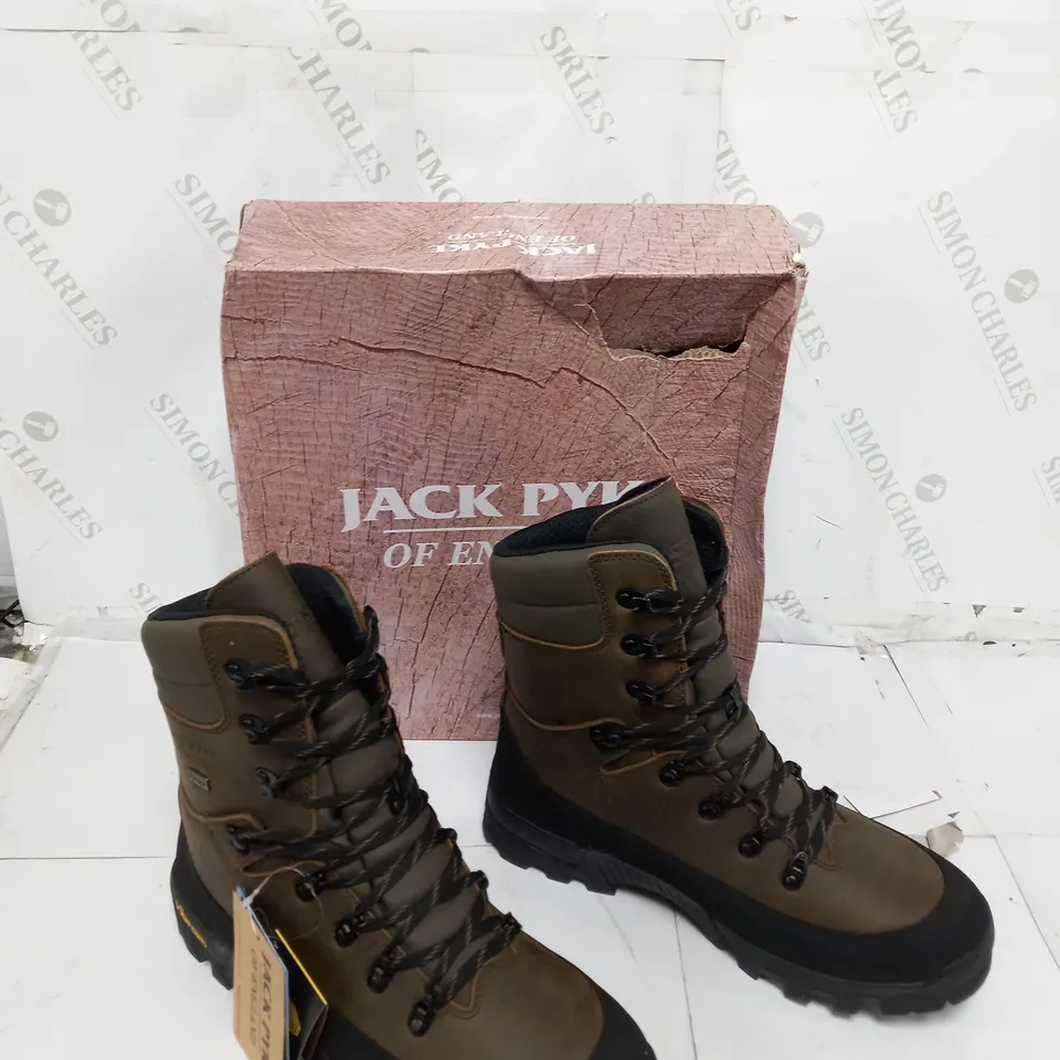 BOXED PAIR OF JACK PYKE VIBRAM HUNTERS BOOTS SIZE UK 11