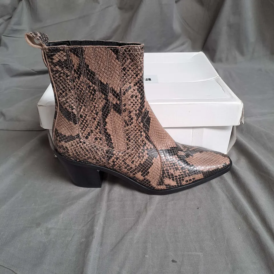 BOXED PAIR OF FARES ANKLE BOOTS IN SNAKE TAUPE SIZE 6.5