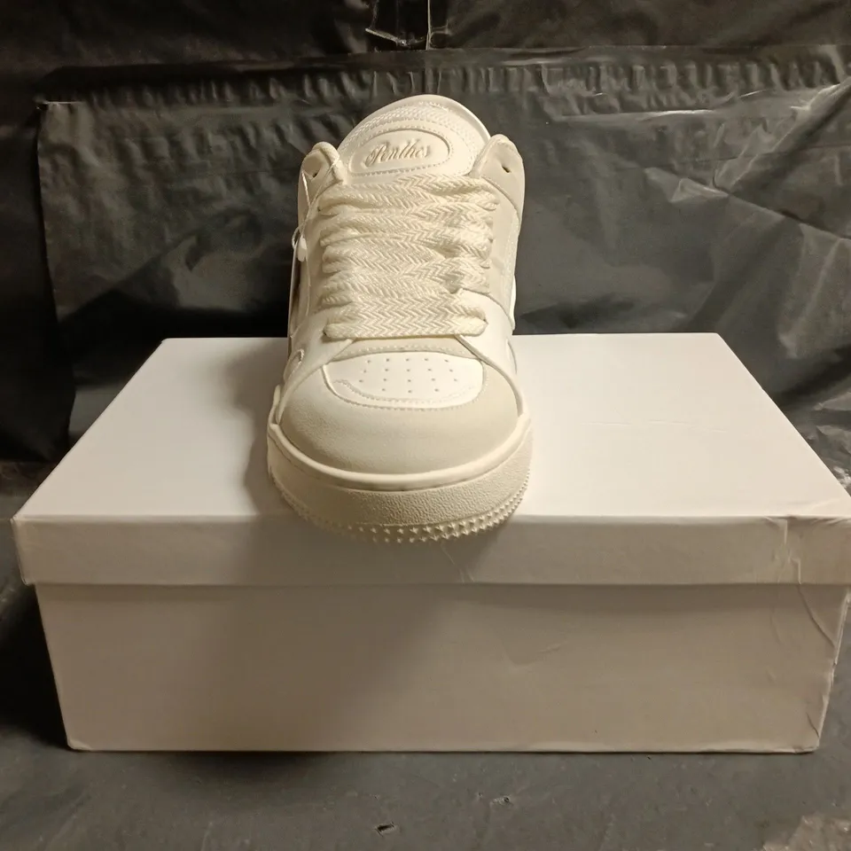 BOXED PAIR OF CONZURI PENTHOS SHOES IN CREAM SIZE 7