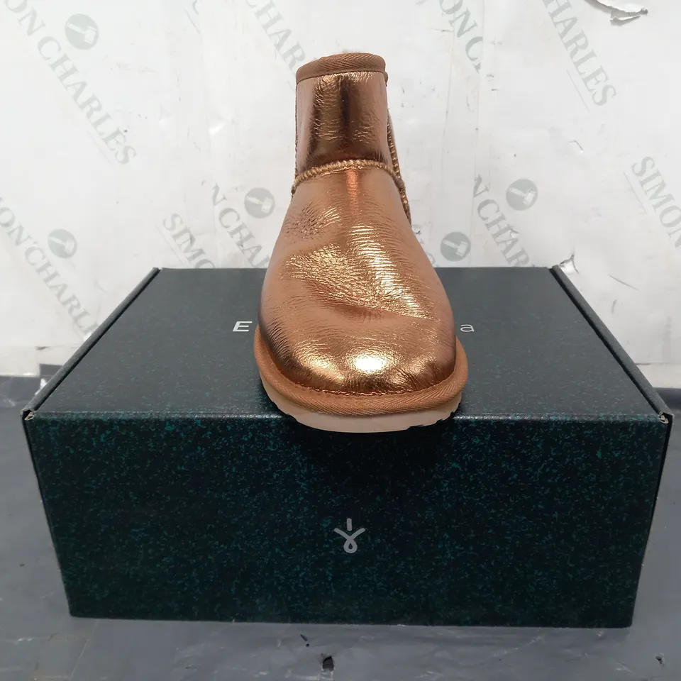 BOXED PAIR OF EMU AUSTRALIA SHOES IN METALLIC BRONZE SIZE 7