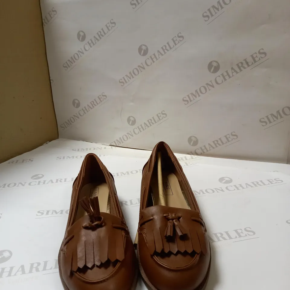 BROWN WIDE FIT BLOCK HEEL FLATS- SIZE: 5