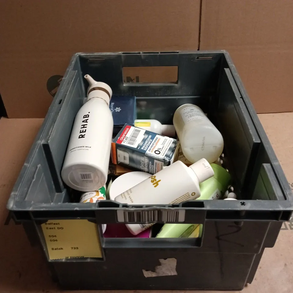 TOTE OF APPROXIMATELY 20 ASSORTED COSMETIC ITEMS TO INCLUDE REHAB, LOREAL MEN EXPERT, SMOOSH, TROPIC ETC