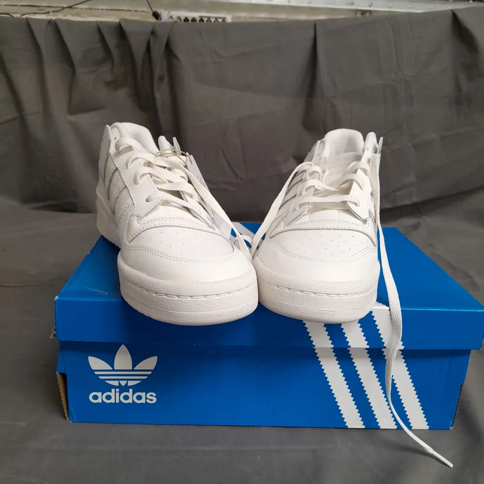 BOXD PAIR OF ADIDAS FORUM LOW SHOES SIZE 12
