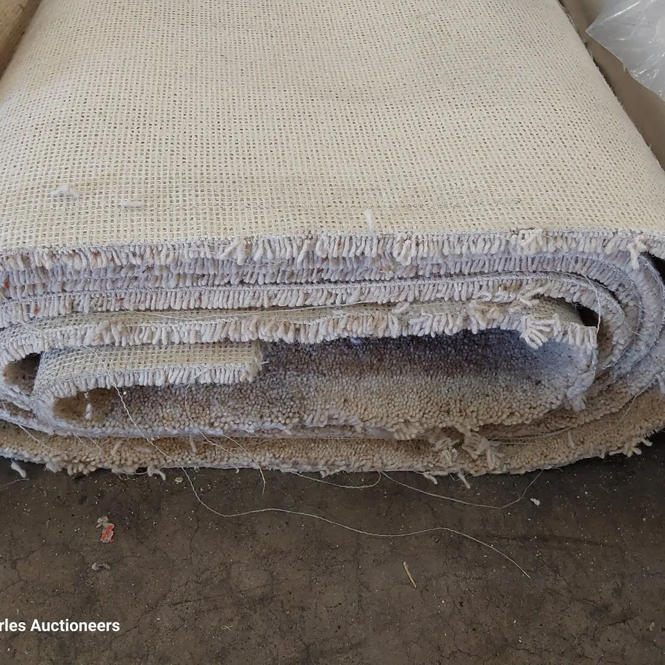 ROLL OF QUALITY STRATHMORE PLATINUM ISABELLA CARPET APPROXIMATELY 5M × 4.45M 
