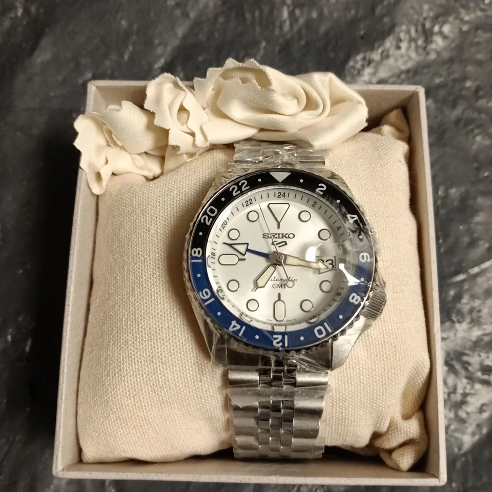 SEIKO GMT AUTOMATIC WATCH WITH WHITE DIAL