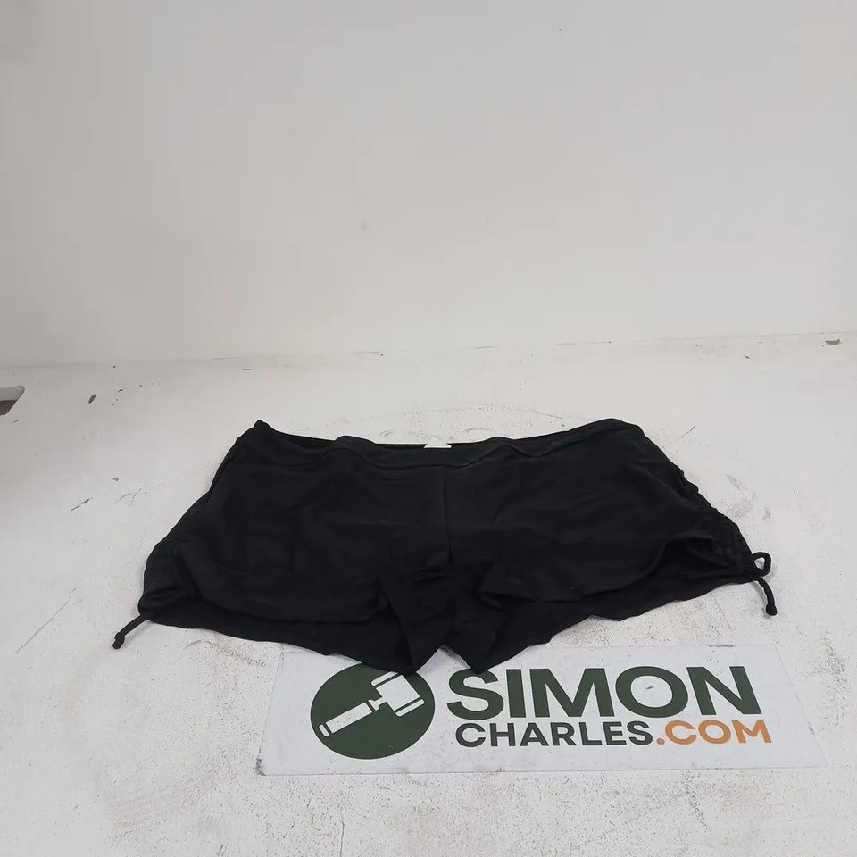 BON PRIX BLACK AND WHITE TOP/BOTTOMS SIZE 18