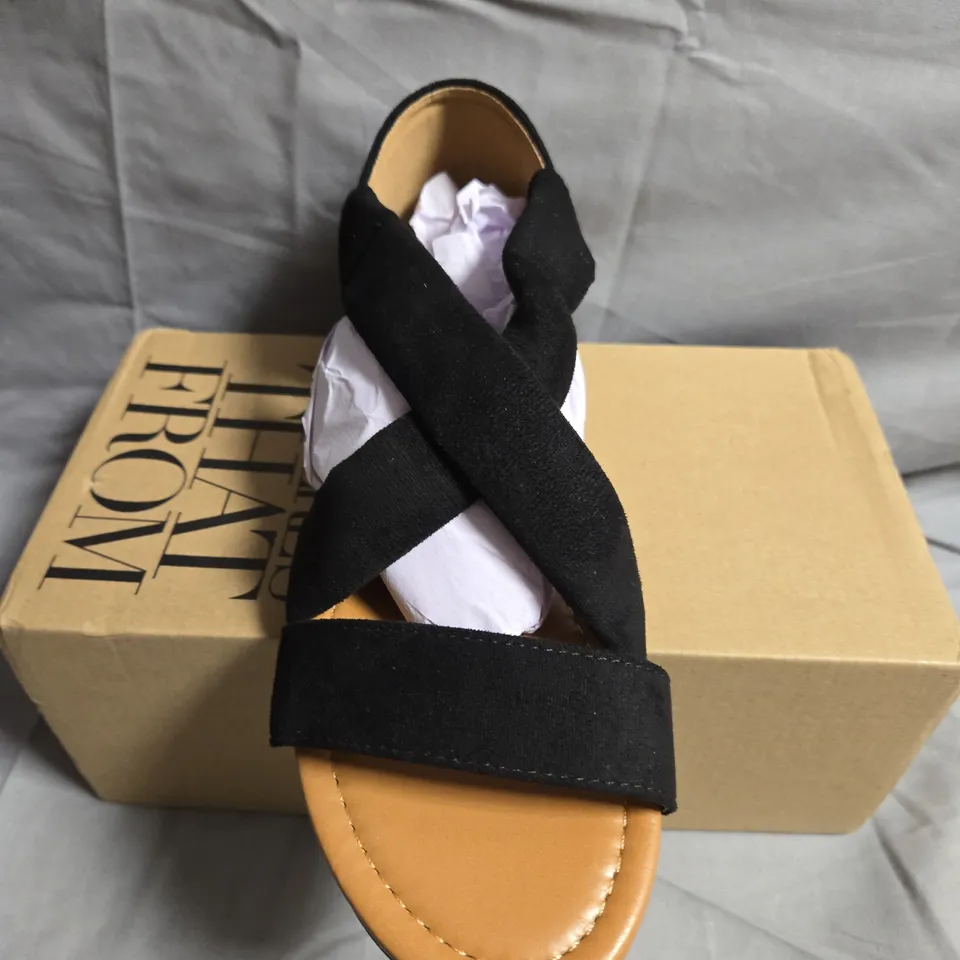 BOXED PAIR OF WIDE LADIES SANDALS - UK SIZE 5