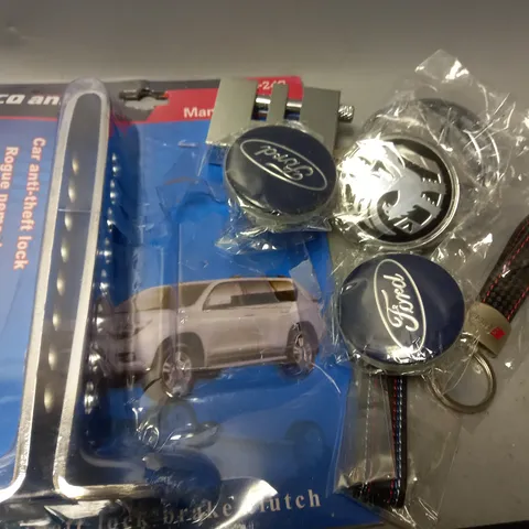 BOX OF ASSORTED CAR ACCESSORS TO INCLUDE WHEEL HUBS - KEYRINGS - ANTI-THEFT LOCK BRAKE CLUTCH