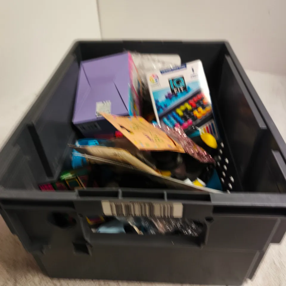 TOTE OF APPROXIMATELY 25 ASSORTED TOY/GAME ITEMS TO INCLUDE CRAFT GLITTER, WARHAMMER, NEE DOH NICE CUBE, IQ FIT GAME, MINI MYSTERY PLUSH ETC