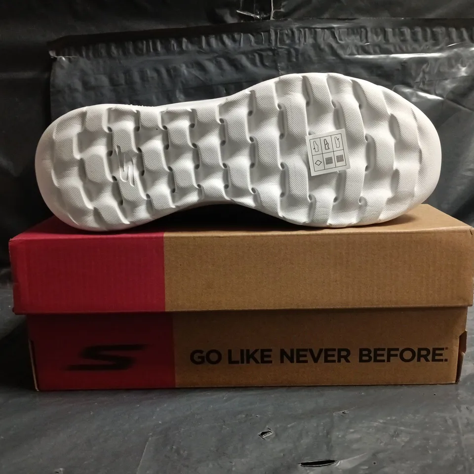 BOXED PAIR OF SKECHERS GO WALK TRAINERS IN GREY SIZE UK 5