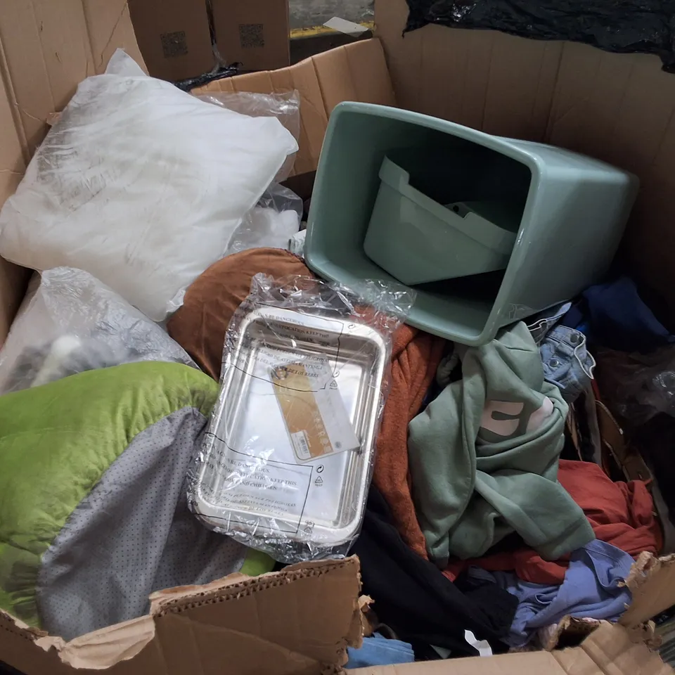 PALLET CONTAINING ASSORTED PRODUCTS INCLUDING GREEN PLASTIC BIN, STAINLESS STEEL ROASTING TIN, PILLOWS & ASSORTED CLOTHING