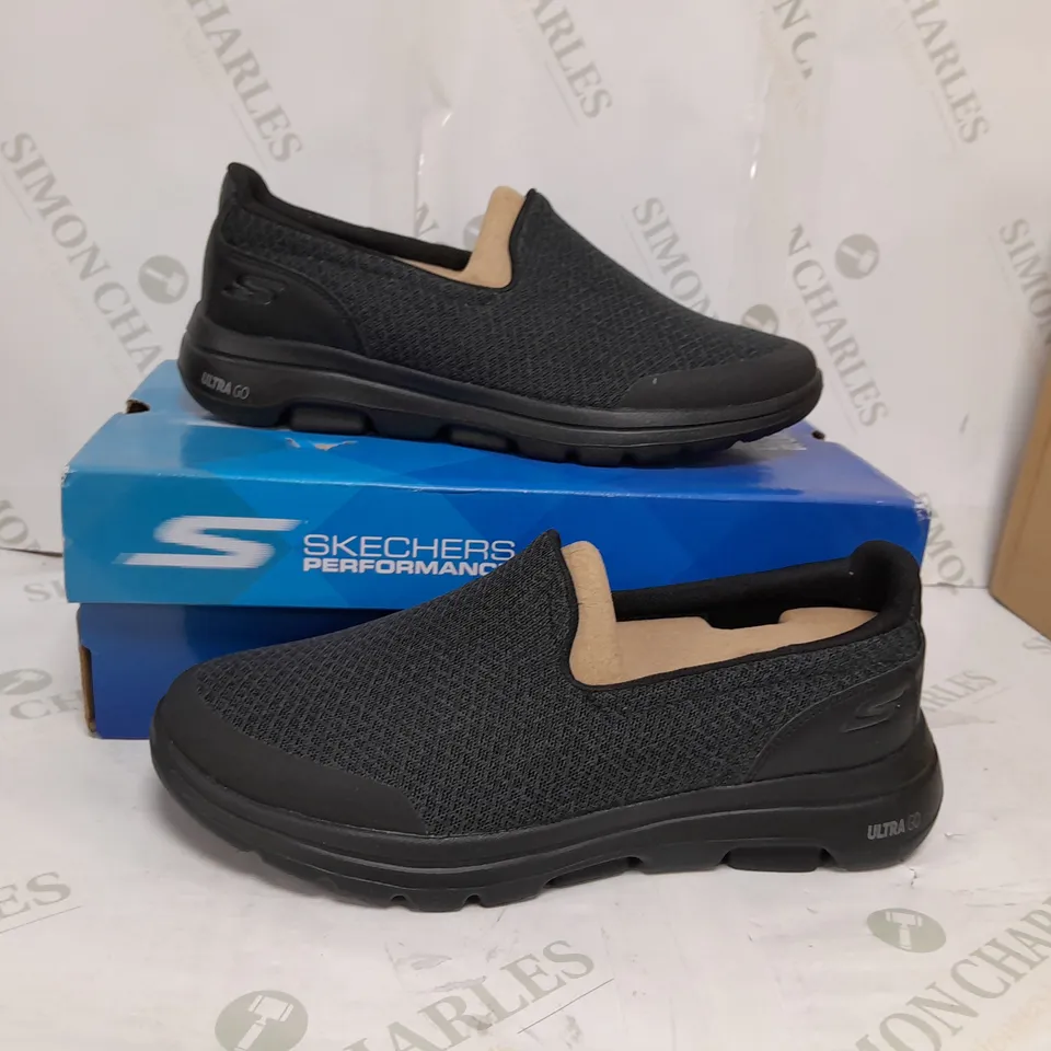 PAIR OF BOXED SKECHERS MEN'S TRAINERS, UK SIZE 7