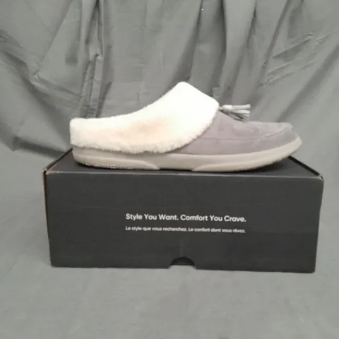 BOXED PAIR OF VIONIC PERRIN SLIPPERS IN CHARCOAL SIZE 8