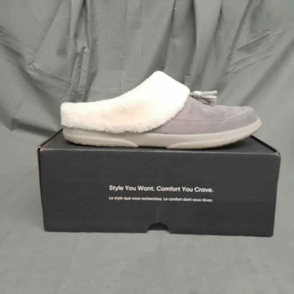 BOXED PAIR OF VIONIC PERRIN SLIPPERS IN CHARCOAL SIZE 8
