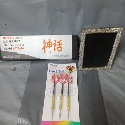 APPROXIMATELY 15 HOUSEHOLD ITEMS TO INCLUDE SPARKLY PICTURE FRAME, DARTS SET AND CHEF'S KITCHEN KNIFE