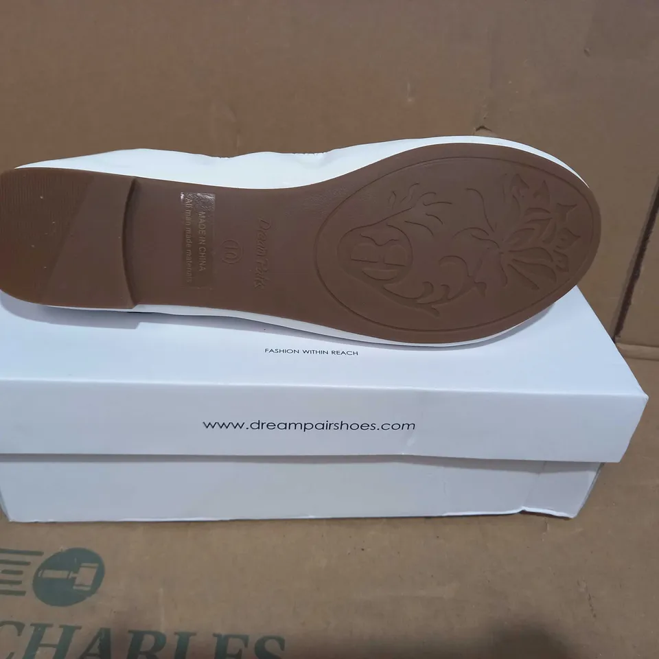 BOXED PAIR OF DREAM PAIRS SLIP ON SHOES IN WHITE UK SIZE 10