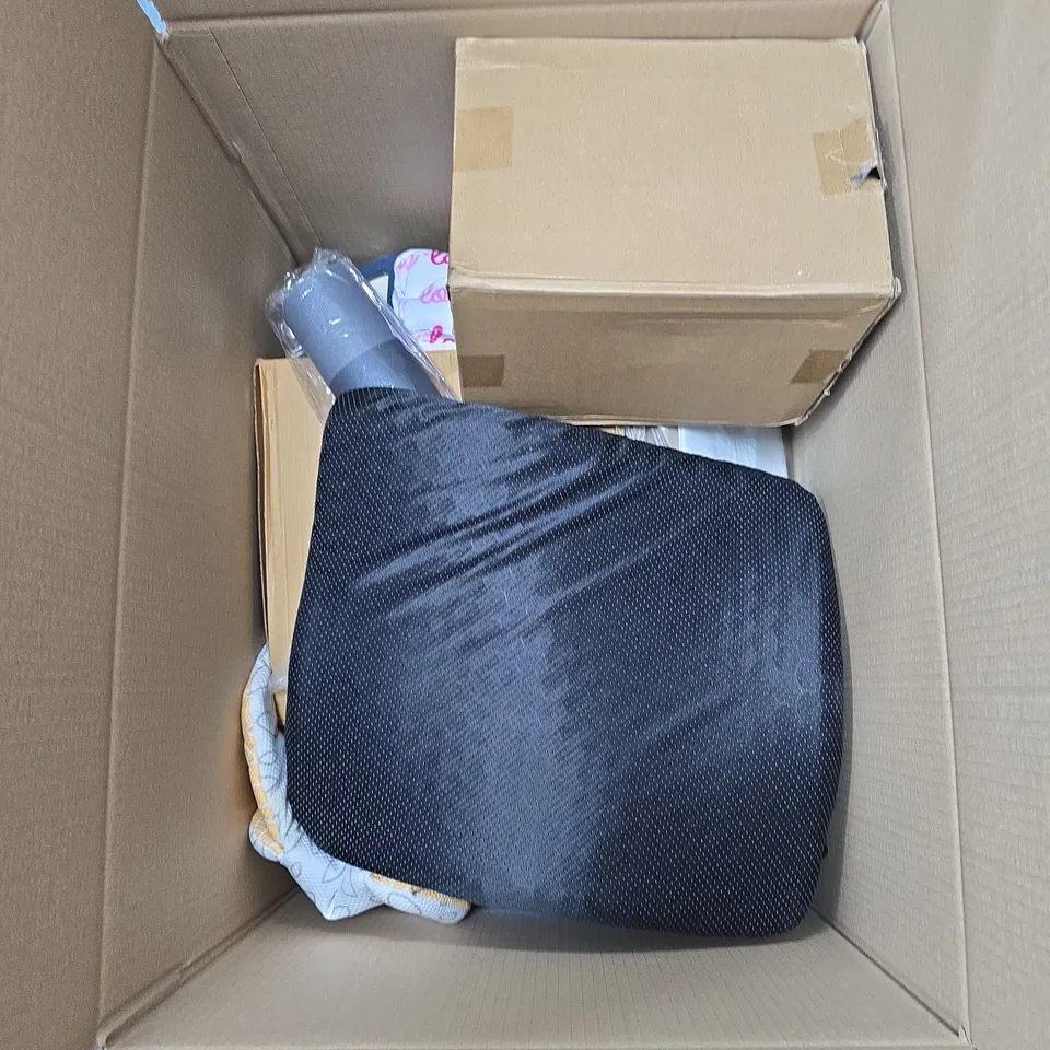 LARGE QUANTITY OF ASSORTED ITEMS TO INCLUDE A 3 TIER COOLING RACK, BALL OF KNITTING YARN, NON STICK PAN, SHOWER CORNER SHELVE, ETC - COLLECTION ONLY