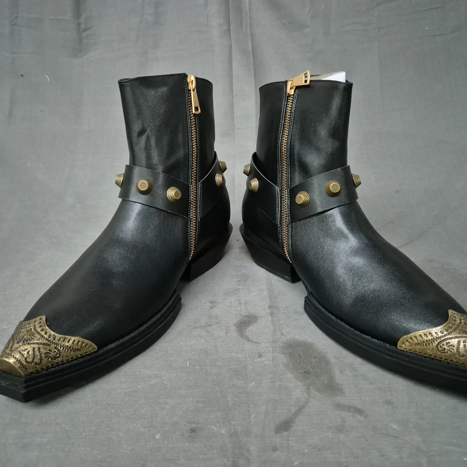 BOXED PAIR OF KOI SOULRENDER MEN'S HARDWARE COWBOY BOOTS IN BLACK/ANTIQUE BRONZE UK SIZE 9