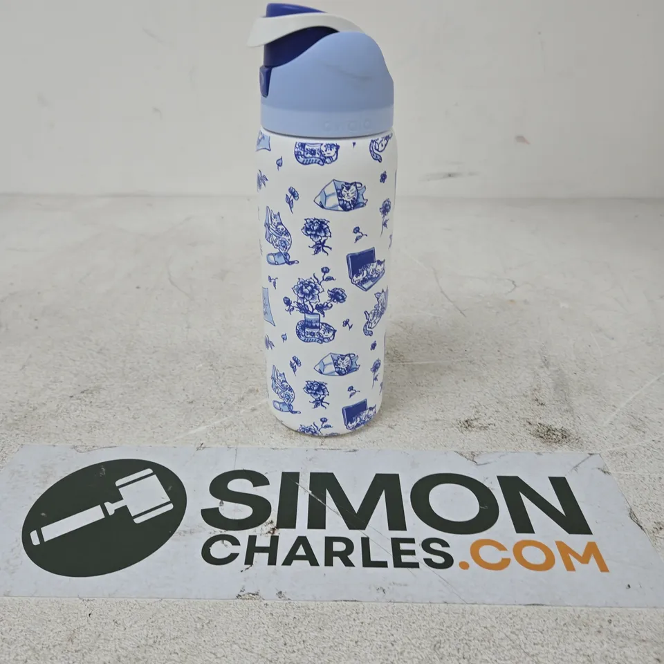 INSULATED WATER BOTTLE WITH BLUE AND WHITE CHINOISERIE CAT PATTERN