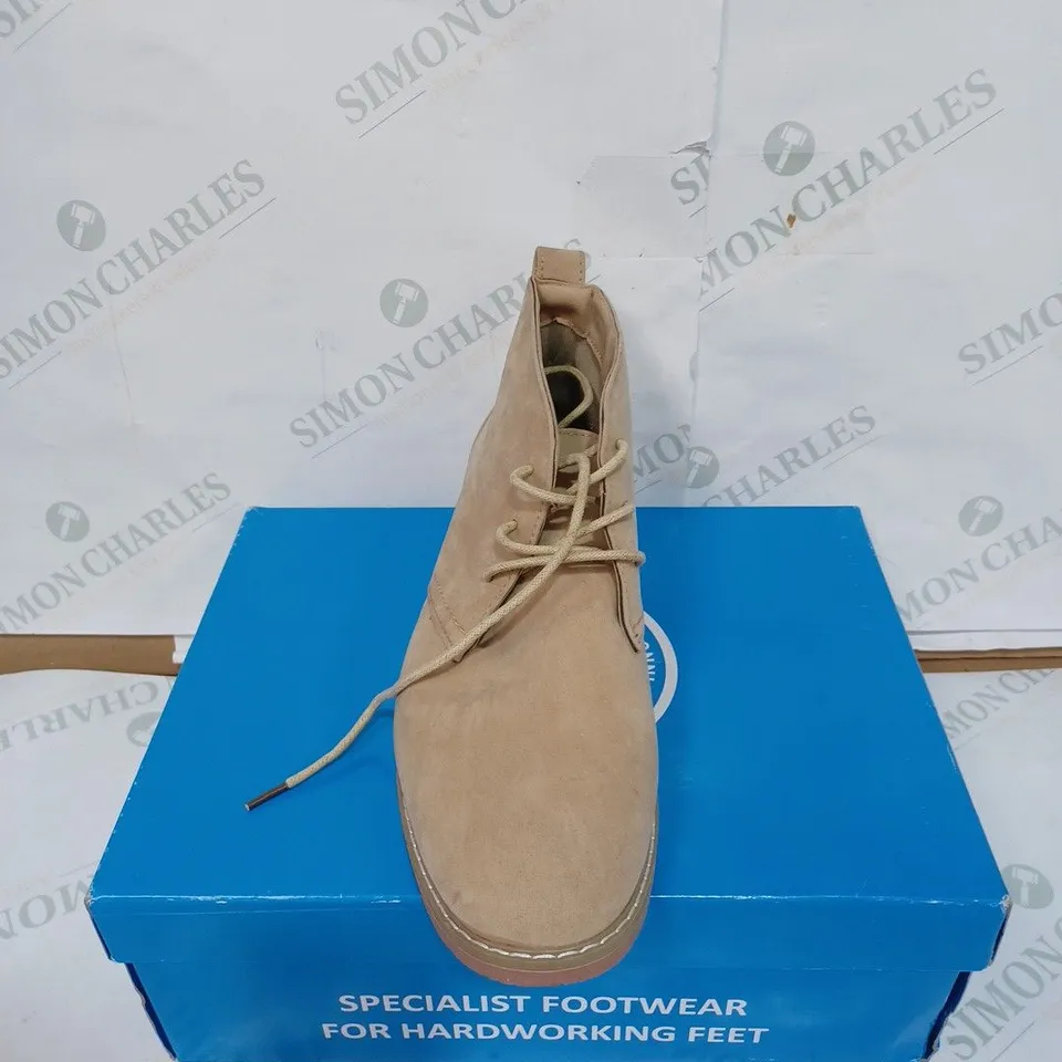 PAIR OF AVENUE SUEDE ANKLE BOOTS IN BEIGE / SIZE: 9 UK