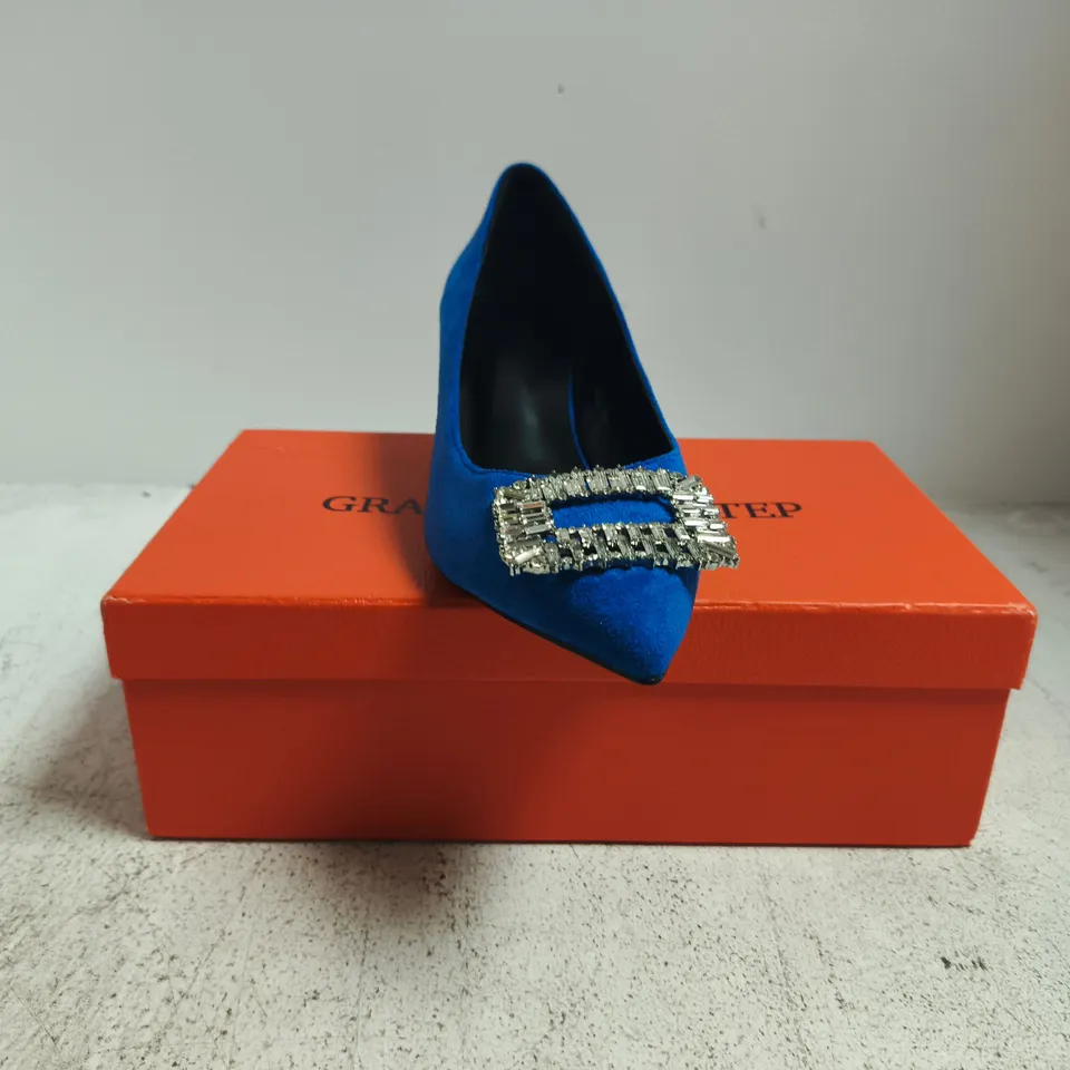BOXED PAIR OF UNBRANDED POINTED TOE MID STILETTO HEEL SHOES IN OCEAN BLUE W. JEWEL EFFECT DETAIL SIZE EU 37