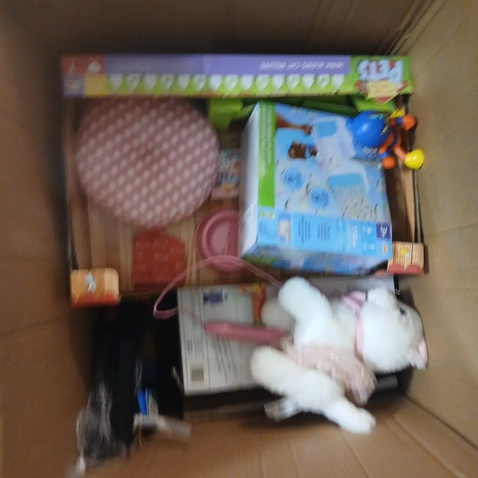 BOX OF APPROXIMATELY 10 ASSORTED TOYS TO INCLUDE: PITTER PATTER PET AND HAPPYLAND PLAYSET