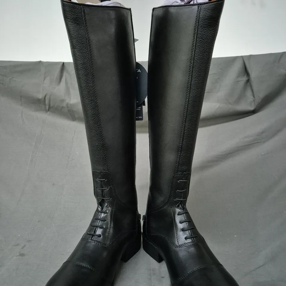 BOXED PAIR OF MORETTA GIANNA KNEE-HIGH BOOTS IN BLACK SIZE 6