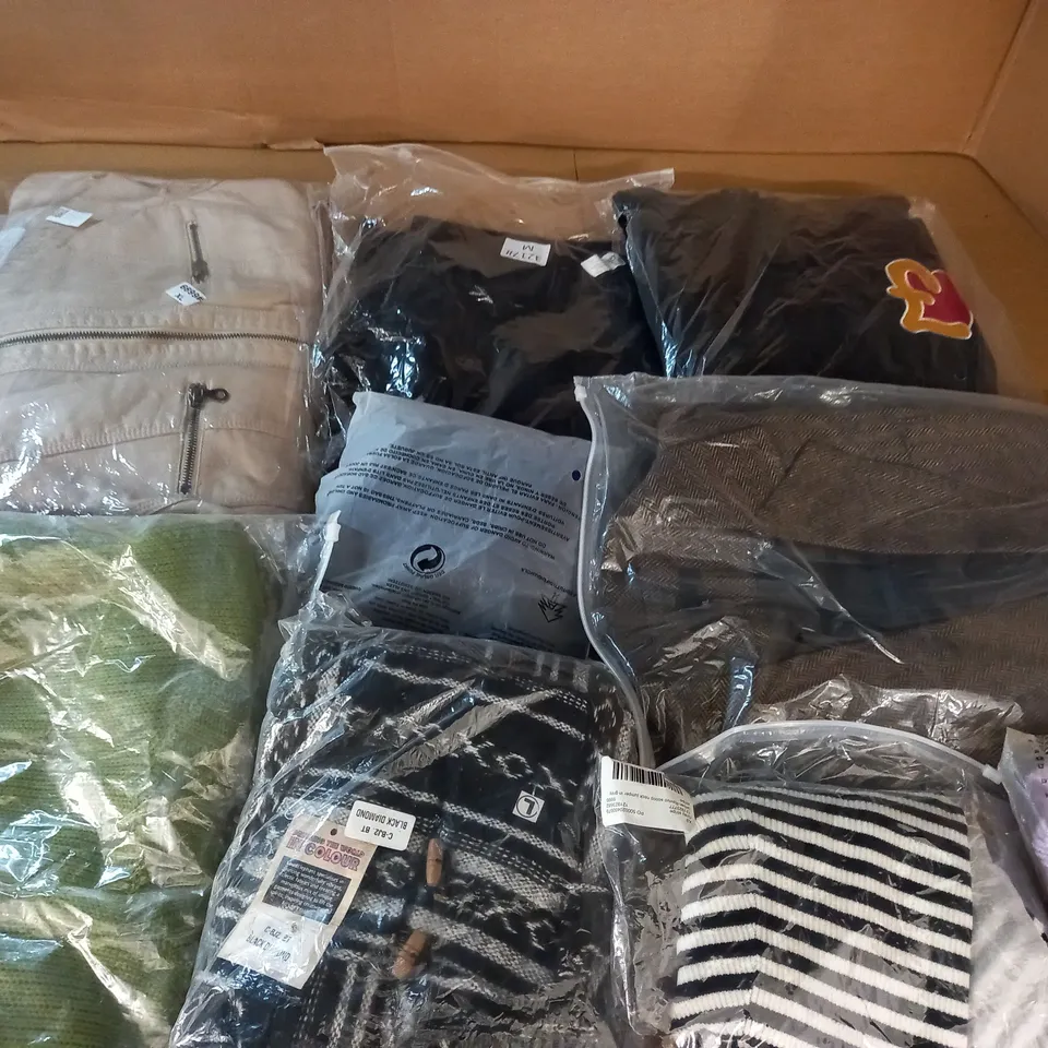 LAREG QUANTITY OF ASSORTED BAGGED CLOTHING ITEMS 