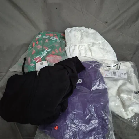 BOX OF APPROXIMATELY 20 ASSORTED CLOTHING ITEMS TO INCLUDE DRESS, JACKET, TOPS, ETC