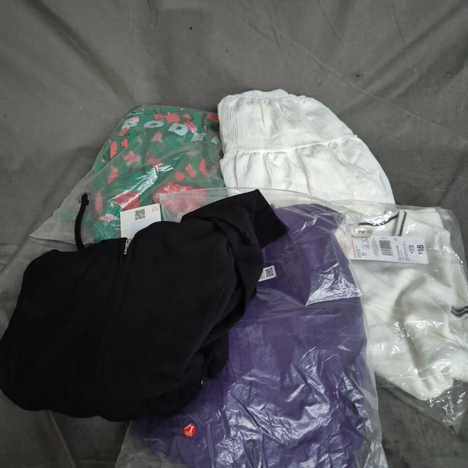 BOX OF APPROXIMATELY 20 ASSORTED CLOTHING ITEMS TO INCLUDE DRESS, JACKET, TOPS, ETC