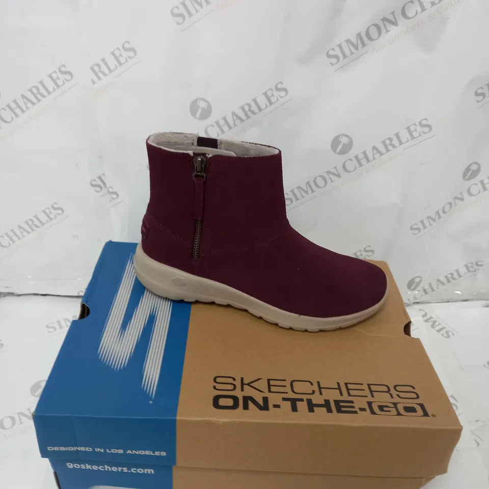 BOXED PAIR OF SKECHERS ZIP ANKLE BOOT BURGUNDY - SIZE 5