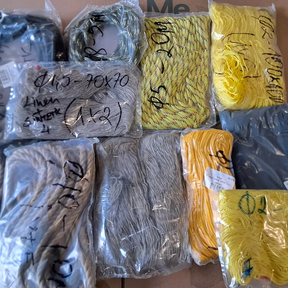 LOT OF APPROXIMATELY 25 ASSORTED PIECES OF ROPE AND CORDAGE IN VARIOUS SIZES AND COLOURS 