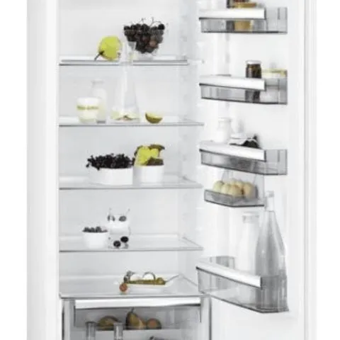 AEG 6000 SERIES TALL INTEGRATED FRIDGE 310L MODEL SKE818E1DC
