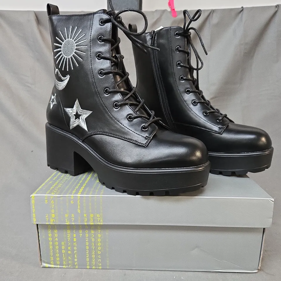 BOXED PAIR OF KOI ASTRO SILVER STAR & MOON CHUNKY ANKLE BOOTS IN BLACK SIZE 8