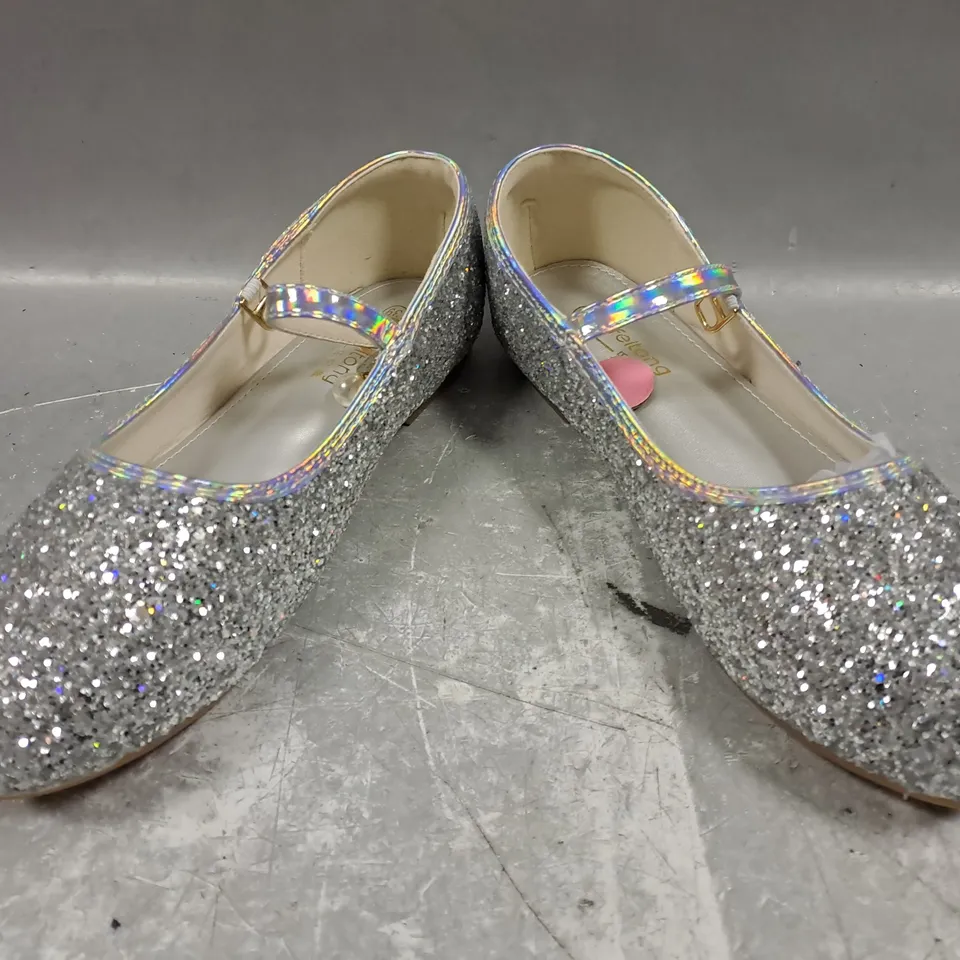 BOXED PAIR OF LEFEITONG SHOES IN SILVER GLITTER EU SIZE 39